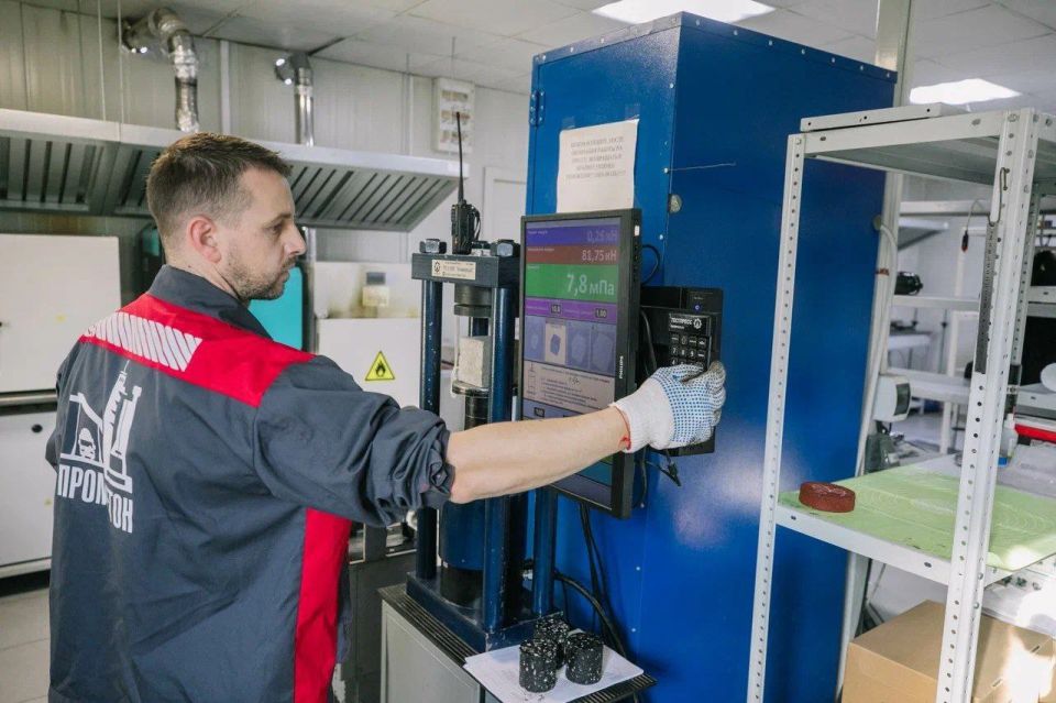 Сегодня работники дорожной отрасли страны повсеместно принимают поздравления Сегодня работники дорожной отрасли страны повсеместно принимают поздравления