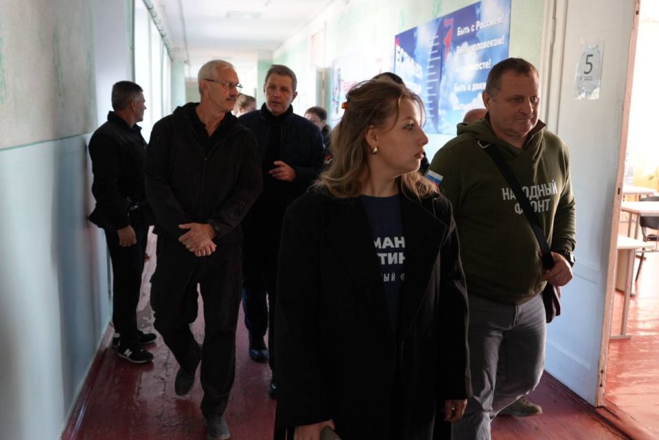 Михаил Желтяков: Вместе с Министром образования и науки ДНР Олегом Трофимовым и руководителем Народного фронта по ДНР Сергеем Самохиным отправились в село Красная Поляна Михаил Желтяков: Вместе с Министром образования и науки ДНР Олегом Трофимовым и руководителем Народного фронта по ДНР Сергеем Самохиным отправились в село Красная Поляна