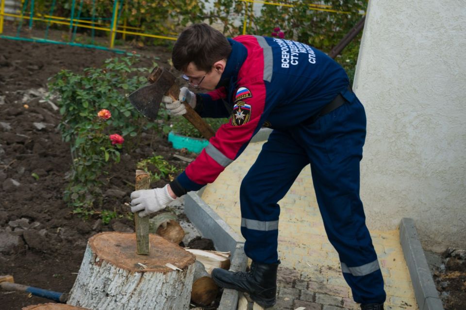 Тепло добрых дел. Добровольцы Донецкого РО ВСКС вместе со студентами-спасателями из Москвы и Московской области приехали в Зуевку, чтобы поддержать Татьяну Михайловну Воронкову, мать героически погибшего участника СВО... Тепло добрых дел. Добровольцы Донецкого РО ВСКС вместе со студентами-спасателями из Москвы и Московской области приехали в Зуевку, чтобы поддержать Татьяну Михайловну Воронкову, мать героически погибшего участника СВО...