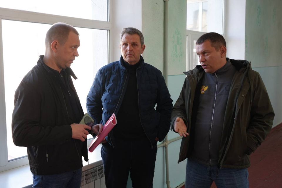 Михаил Желтяков: Вместе с Министром образования и науки ДНР Олегом Трофимовым и руководителем Народного фронта по ДНР Сергеем Самохиным отправились в село Красная Поляна Михаил Желтяков: Вместе с Министром образования и науки ДНР Олегом Трофимовым и руководителем Народного фронта по ДНР Сергеем Самохиным отправились в село Красная Поляна