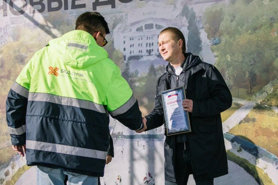 Сегодня работники дорожной отрасли страны повсеместно принимают поздравления Сегодня работники дорожной отрасли страны повсеместно принимают поздравления
