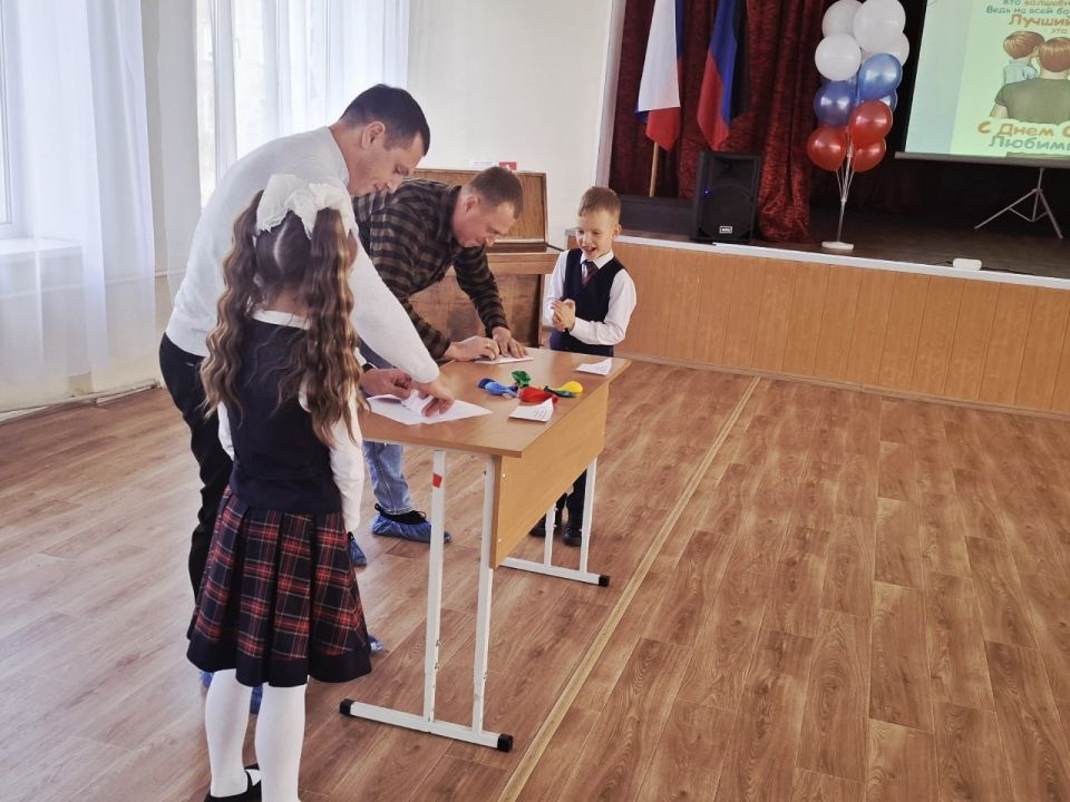 Мероприятие ко Дню Отца в школе №2 городского округа Енакиево Мероприятие ко Дню Отца в школе №2 городского округа Енакиево