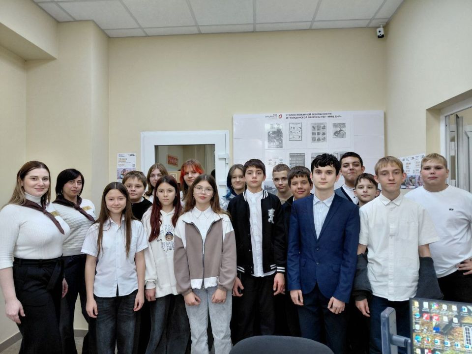 В рамках Республиканской Акции "Учиться в Донбассе" в классных встречах «Профессии наших родителей» обучающиеся 8-Б класса ГБОУ «Светлодарский УВК» 16 октября 2025 года посетили МФЦ г. Светлодарск В рамках Республиканской Акции "Учиться в Донбассе" в классных встречах «Профессии наших родителей» обучающиеся 8-Б класса ГБОУ «Светлодарский УВК» 16 октября 2025 года посетили МФЦ г. Светлодарск
