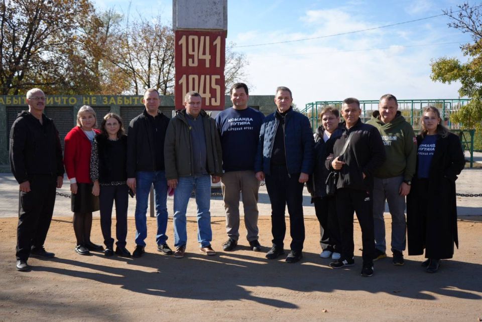 Михаил Желтяков: Вместе с Министром образования и науки ДНР Олегом Трофимовым и руководителем Народного фронта по ДНР Сергеем Самохиным отправились в село Красная Поляна Михаил Желтяков: Вместе с Министром образования и науки ДНР Олегом Трофимовым и руководителем Народного фронта по ДНР Сергеем Самохиным отправились в село Красная Поляна