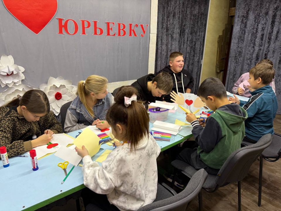 В Юрьевском сельском клубе прошел мастер-класс, на котором дети готовили подарки своим папам к празднику В Юрьевском сельском клубе прошел мастер-класс, на котором дети готовили подарки своим папам к празднику
