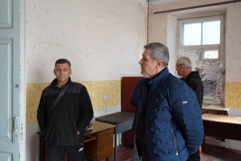 Михаил Желтяков: Вместе с Министром образования и науки ДНР Олегом Трофимовым и руководителем Народного фронта по ДНР Сергеем Самохиным отправились в село Красная Поляна Михаил Желтяков: Вместе с Министром образования и науки ДНР Олегом Трофимовым и руководителем Народного фронта по ДНР Сергеем Самохиным отправились в село Красная Поляна