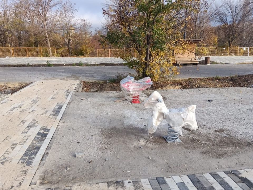 За ограждение стройплощадки строго запрещено заходить до момента окончания работ За ограждение стройплощадки строго запрещено заходить до момента окончания работ