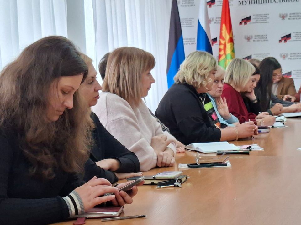 Сегодня, 20 октября 2025г., глава муниципального образования городского округа Дебальцево, Сергей Желновач, провел аппаратное совещание с начальниками управлений, отделов и секторов администрации Сегодня, 20 октября 2025г., глава муниципального образования городского округа Дебальцево, Сергей Желновач, провел аппаратное совещание с начальниками управлений, отделов и секторов администрации