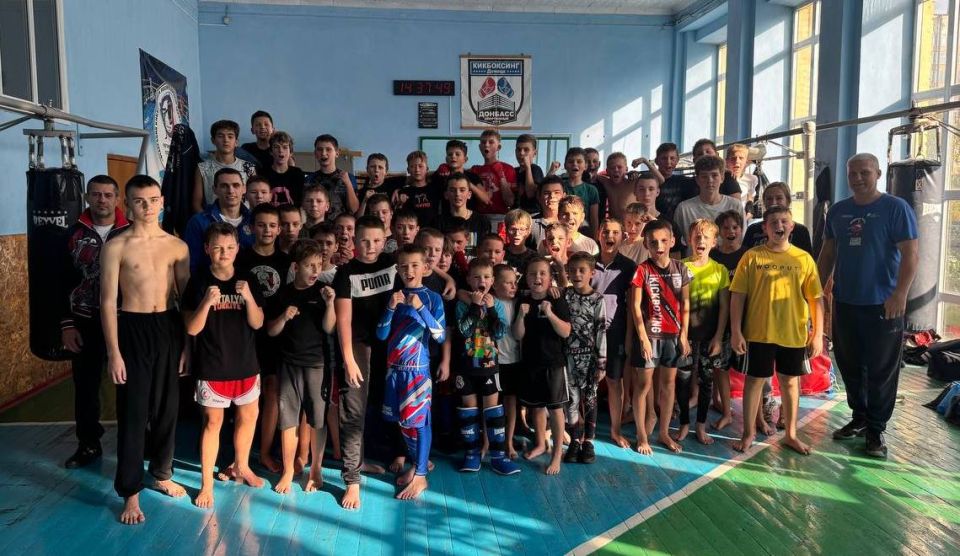 18 октября во Дворце спорта «Шахтер» состоялась открытая тренировка по кикбоксингу с участием спортивных клубов «Донбасс», «Гепард», «Ягубкина», Скиф"