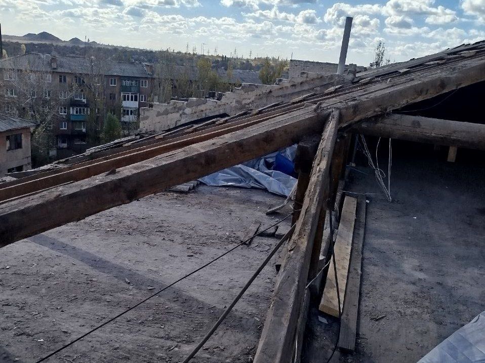 В Кировском продолжается ремонт крыш В Кировском продолжается ремонт крыш