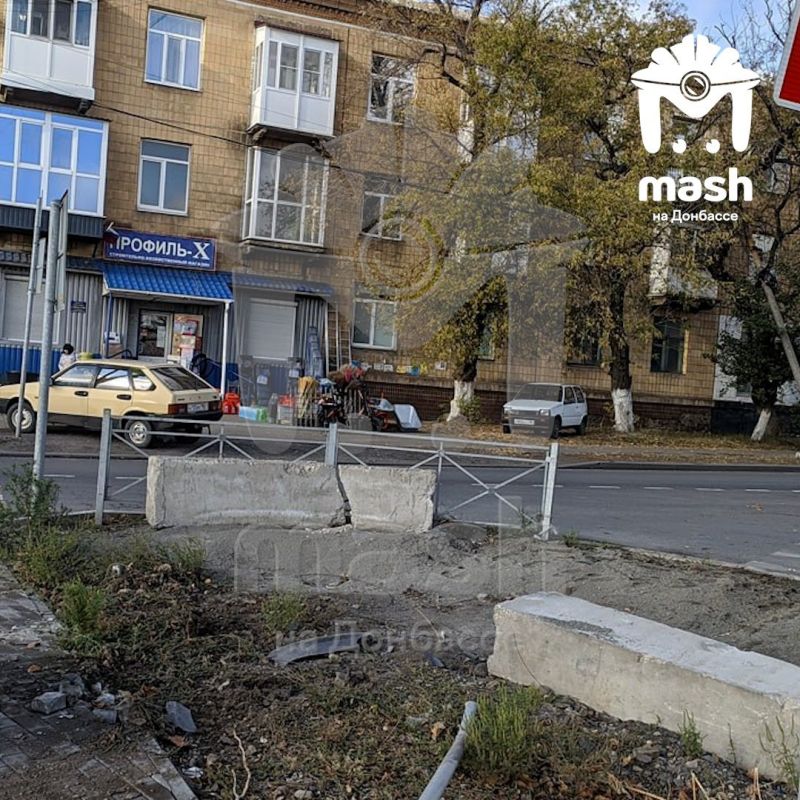 Недавно отреставрированный памятник "Родина-мать" в Торезе снесли Недавно отреставрированный памятник "Родина-мать" в Торезе снесли
