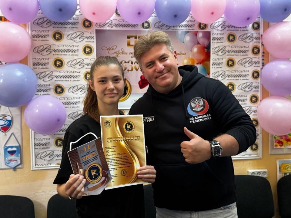 «ОДИННАДЦАТИЛЕТИЕ!». В субботу, 18 октября, в студии журналистики и дизайна «Резонанс» МБУ «ДК им. В. Маяковского г. о. Торез» прошло праздничное мероприятие «Одиннадцатилетие!» «ОДИННАДЦАТИЛЕТИЕ!». В субботу, 18 октября, в студии журналистики и дизайна «Резонанс» МБУ «ДК им. В. Маяковского г. о. Торез» прошло праздничное мероприятие «Одиннадцатилетие!»