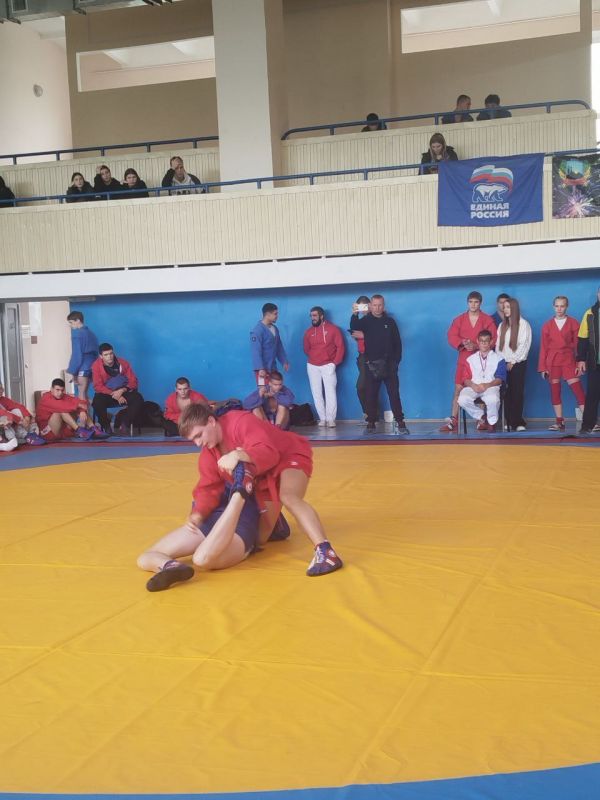 19 октября в Шахтёрске прошло Первенство Донецкой Народной Республики по самбо среди юношей и девушек 16-18 лет