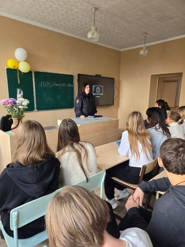 Полицейские провели профилактические беседы со школьниками Полицейские провели профилактические беседы со школьниками