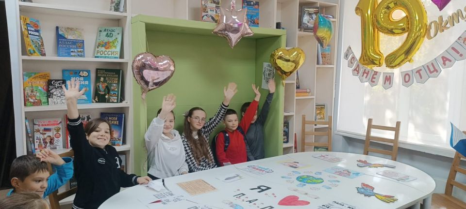 Мероприятие ко Дню отца. В библиотеке-филиале № 2 семейного чтения прошел семейный праздник «Папин день в библиотеке», посвященный Дню отца в России Мероприятие ко Дню отца. В библиотеке-филиале № 2 семейного чтения прошел семейный праздник «Папин день в библиотеке», посвященный Дню отца в России