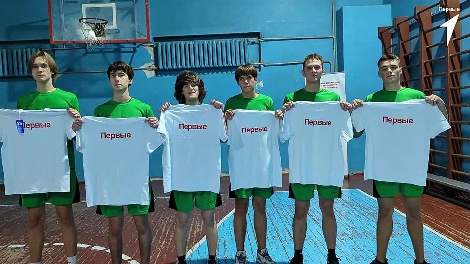 Спортзалы по всей Республике наполнились шумом болельщиков и звоном баскетбольных мячей — стартовала Школьная баскетбольная лига!