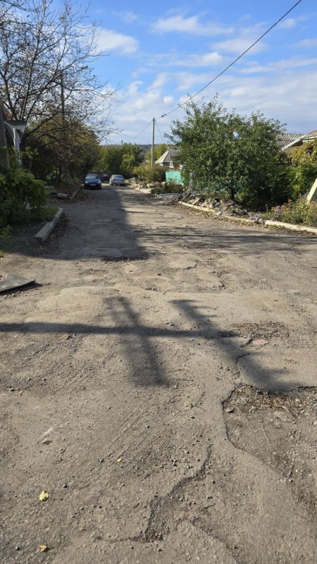 В городе Комсомольское продолжается ремонт дорог В городе Комсомольское продолжается ремонт дорог