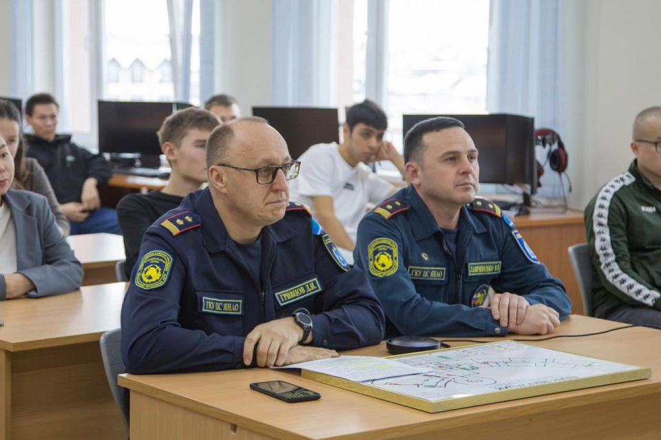 Ямальские пожарные провели урок для школьников Волновахского округа Ямальские пожарные провели урок для школьников Волновахского округа