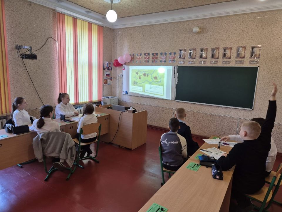 В школах Ждановки занятия посвятили городам России В школах Ждановки занятия посвятили городам России