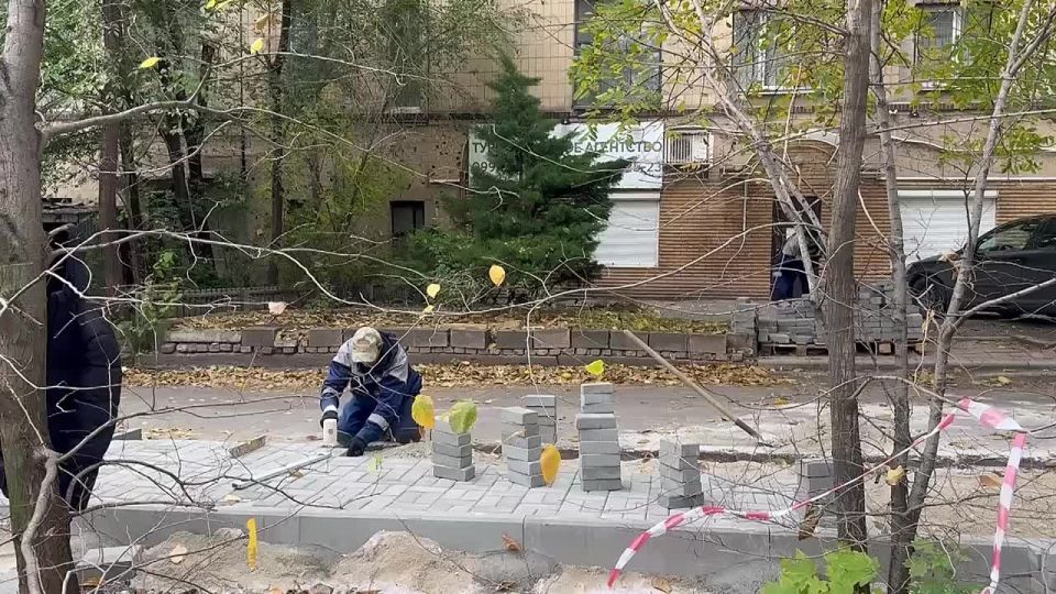 В ДНР начался монтаж новых контейнерных площадок