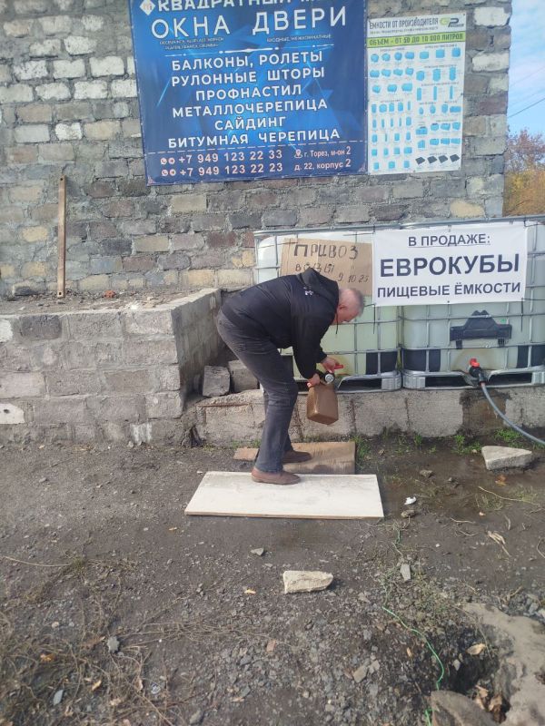 В рамках поручения Главы Республики Дениса Пушилина депутат Торезского городского совета Владимир Зайнутдинов проконтролировал своевременный подвоз воды населению по адресу: ул. 50 лет ВЛКСМ В рамках поручения Главы Республики Дениса Пушилина депутат Торезского городского совета Владимир Зайнутдинов проконтролировал своевременный подвоз воды населению по адресу: ул. 50 лет ВЛКСМ