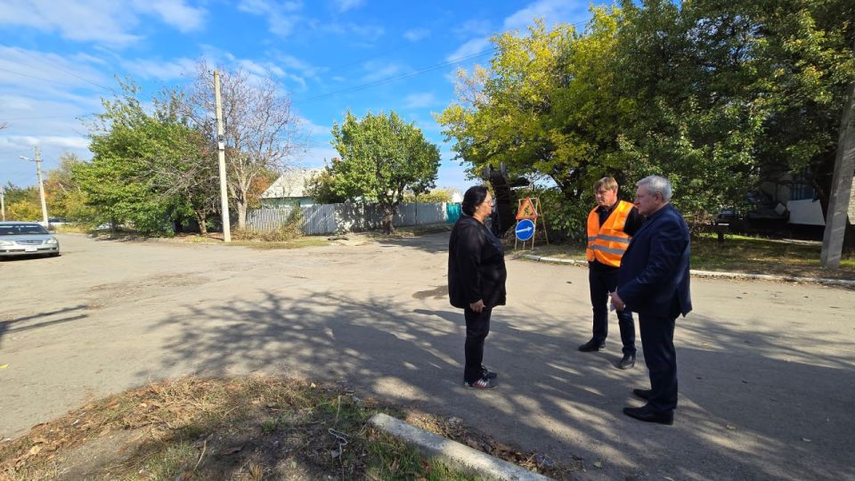 В городе Комсомольское продолжается ремонт дорог В городе Комсомольское продолжается ремонт дорог