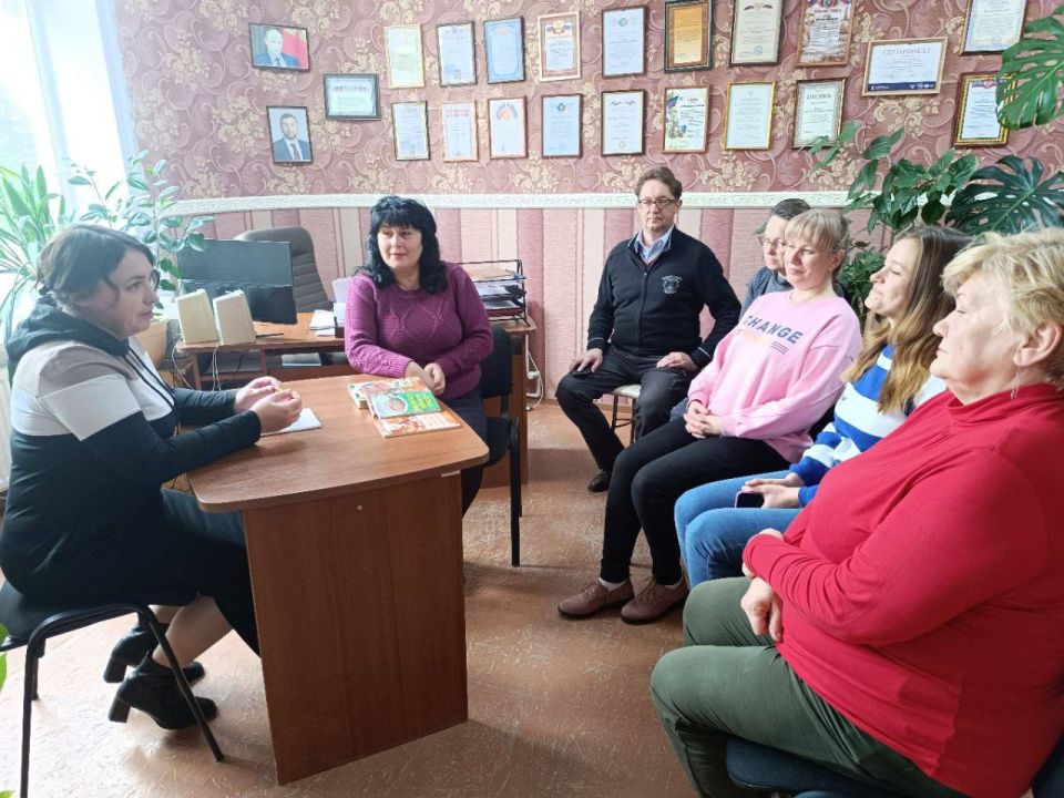 Денис Зубов: Встреча с коллективом. Сегодня, 20 октября, заместитель главы администрации городского округа Иловайск Елена Кочетова встретилась с трудовым коллективом МБУ "Городская библиотека г.о. Иловайск" Денис Зубов: Встреча с коллективом. Сегодня, 20 октября, заместитель главы администрации городского округа Иловайск Елена Кочетова встретилась с трудовым коллективом МБУ "Городская библиотека г.о. Иловайск"