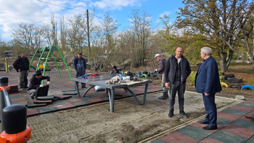 Николай Михайлов: В ходе рабочего визита в село Придорожное побывал на детской площадке, которая устанавливается в рамках федерального проекта «Развитие отдельных территорий» государственной программы Российской Федерации... Николай Михайлов: В ходе рабочего визита в село Придорожное побывал на детской площадке, которая устанавливается в рамках федерального проекта «Развитие отдельных территорий» государственной программы Российской Федерации...
