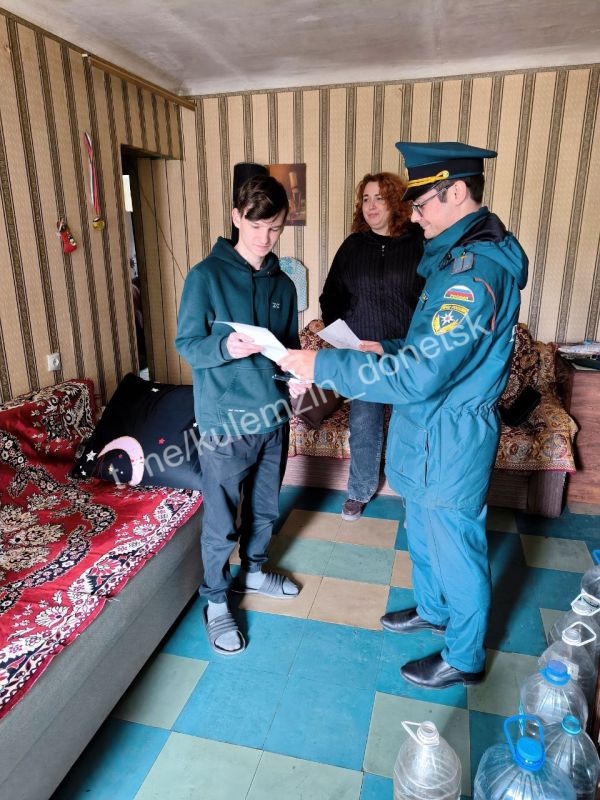 Сегодня специалисты управления опеки и попечительства администрации г. о. Донецк совместно с уполномоченным инспектором 4-й пожарно-спасательной части ГБУ «ПСО г. Донецк МЧС ДНР» организовали выезд к детям-сиротам, детям... Сегодня специалисты управления опеки и попечительства администрации г. о. Донецк совместно с уполномоченным инспектором 4-й пожарно-спасательной части ГБУ «ПСО г. Донецк МЧС ДНР» организовали выезд к детям-сиротам, детям...