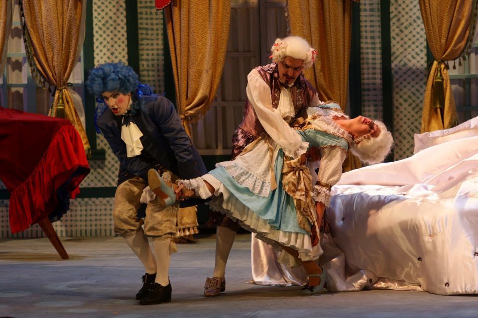 Михаил Желтяков: 18 и 19 октября состоялись долгожданные премьерные показы знаменитой оперы Вольфганга Амадея Моцарта «Свадьба Фигаро» на сцене театра «Донбасс Опера»! Режиссёром-постановщиком выступил известный народный...