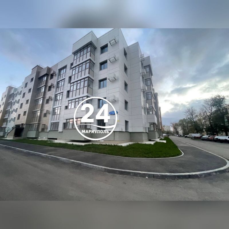 Фасад компенсационного дома в Мариуполе испорчен надписью Фасад компенсационного дома в Мариуполе испорчен надписью