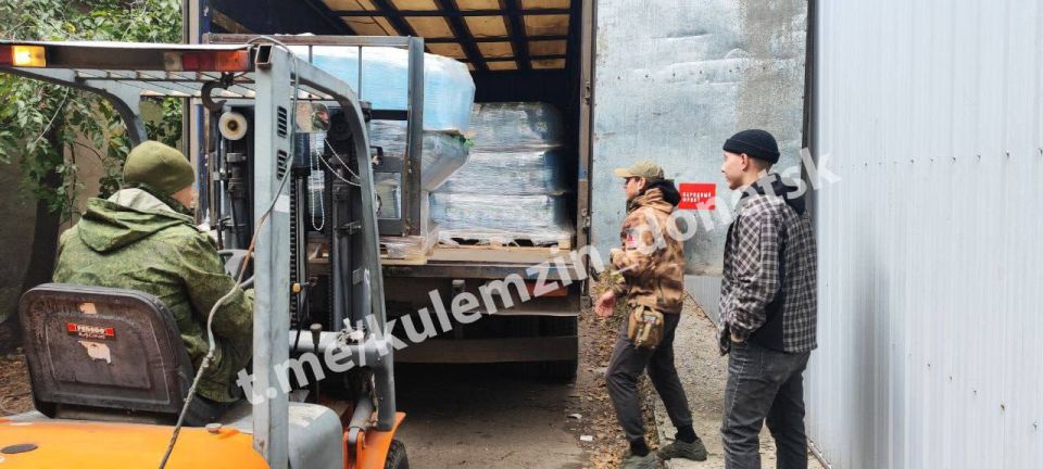 Волонтеры Народного фронта доставили питьевую воду в больницы Донецка Волонтеры Народного фронта доставили питьевую воду в больницы Донецка