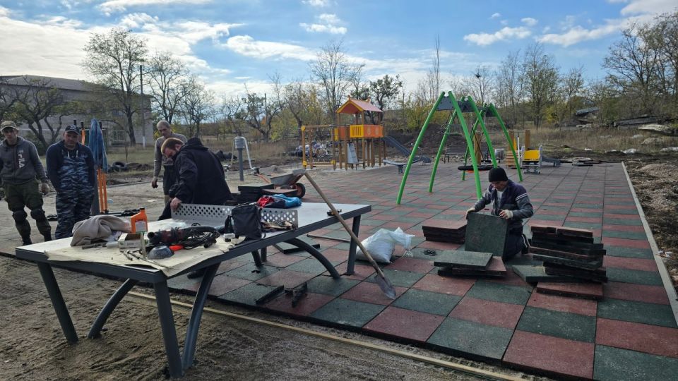 Николай Михайлов: В ходе рабочего визита в село Придорожное побывал на детской площадке, которая устанавливается в рамках федерального проекта «Развитие отдельных территорий» государственной программы Российской Федерации... Николай Михайлов: В ходе рабочего визита в село Придорожное побывал на детской площадке, которая устанавливается в рамках федерального проекта «Развитие отдельных территорий» государственной программы Российской Федерации...