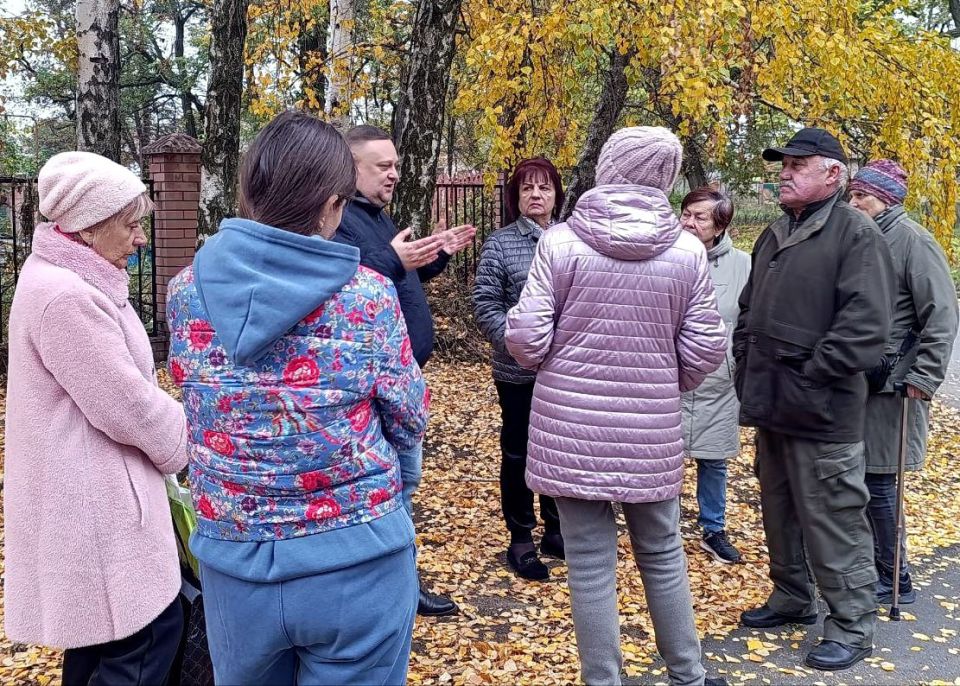 Иван Адамец: В рамках поручения Главы ДНР Дениса Пушилина, заместитель руководителя управы Куйбышевского внутригородского района Алексей Шлапак провел встречу с жителями улицы Краснознаменной Иван Адамец: В рамках поручения Главы ДНР Дениса Пушилина, заместитель руководителя управы Куйбышевского внутригородского района Алексей Шлапак провел встречу с жителями улицы Краснознаменной