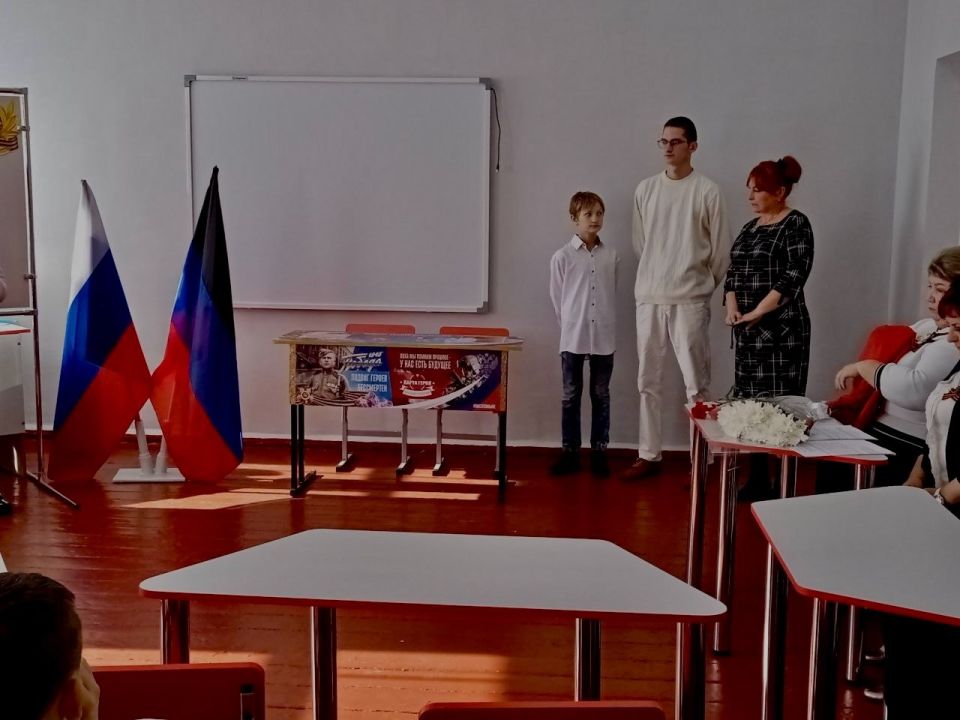 Иван Приходько: В Калининском внутригородском районе Горловки состоялось открытие «Парты Героя» Иван Приходько: В Калининском внутригородском районе Горловки состоялось открытие «Парты Героя»