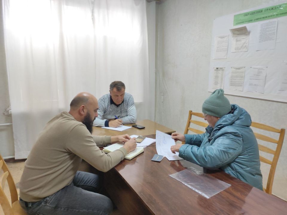 Первый заместитель главы администрации Амвросиевского муниципального округа Борис Бутко провёл приём граждан Первый заместитель главы администрации Амвросиевского муниципального округа Борис Бутко провёл приём граждан
