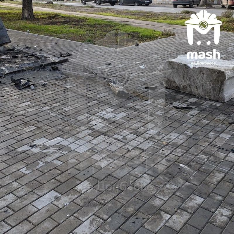 Недавно отреставрированный памятник "Родина-мать" в Торезе снесли Недавно отреставрированный памятник "Родина-мать" в Торезе снесли