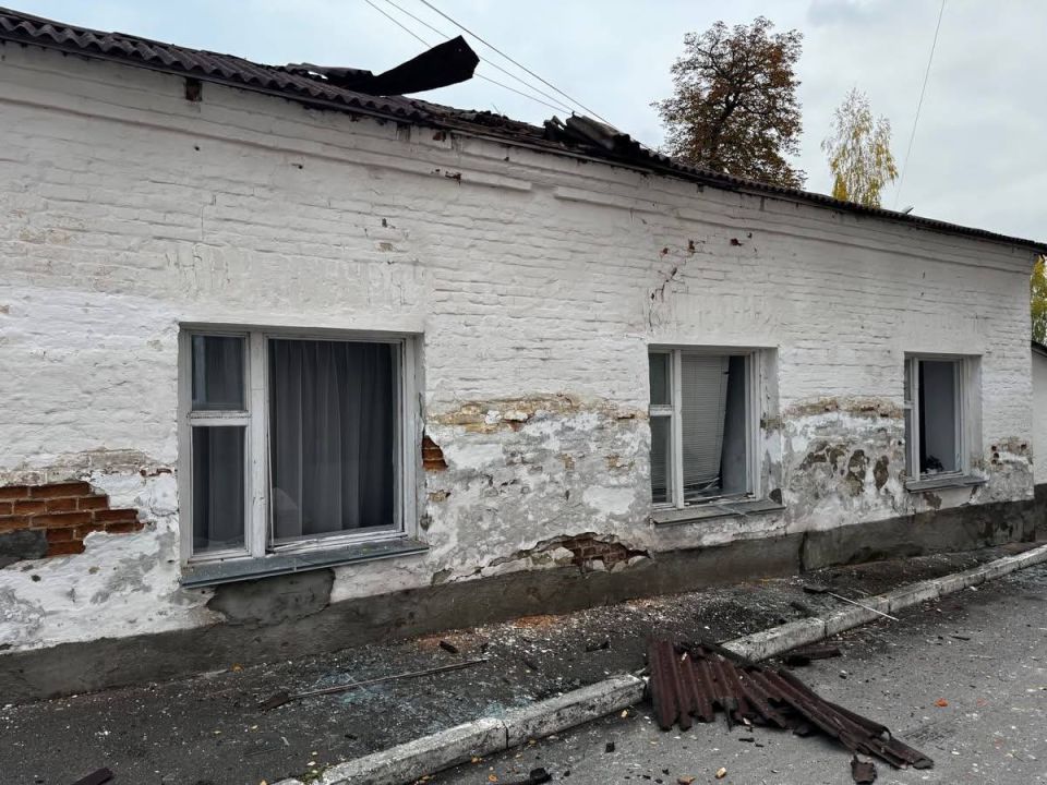 Прилеты "Гераней-2" по целям в городе Новгород-Северский Черниговской области и также характерные следы от попаданий кассетных суббоеприпасов РСЗО "Торнадо-С", также наносившей удар Прилеты "Гераней-2" по целям в городе Новгород-Северский Черниговской области и также характерные следы от попаданий кассетных суббоеприпасов РСЗО "Торнадо-С", также наносившей удар