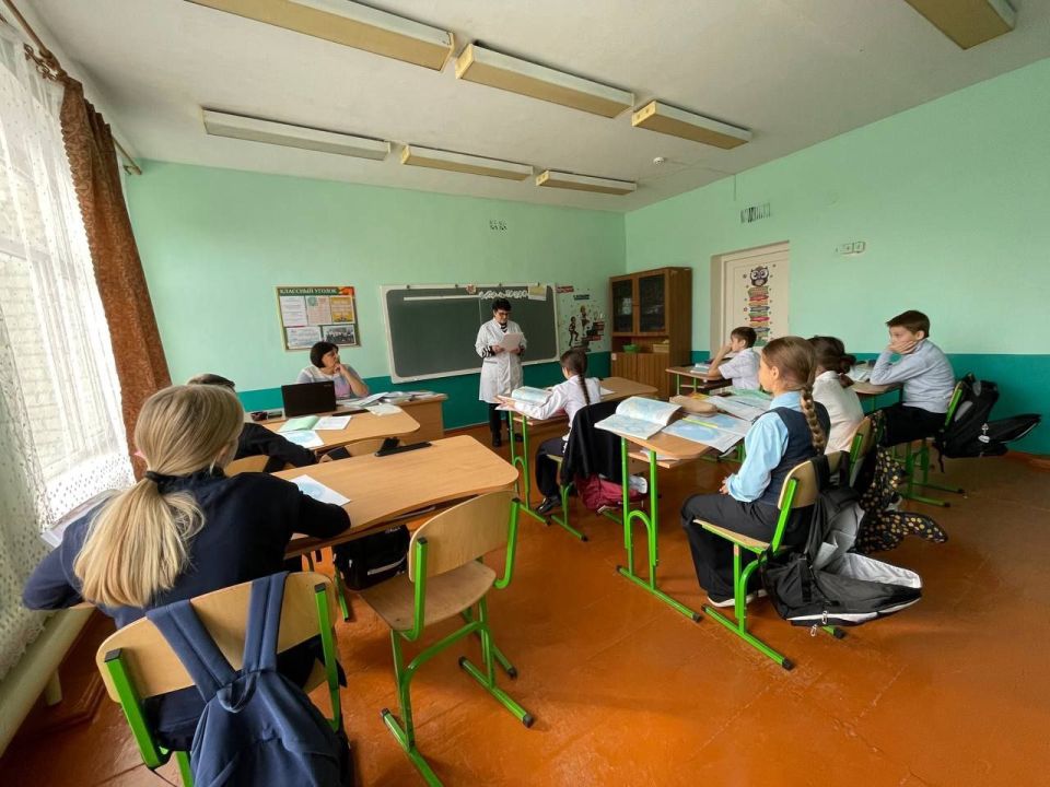 В рамках недели популяризации потребления овощей и фруктов медицинские сестры кабинета по оказанию медицинской помощи несовершеннолетним Новосёловского ФП и Каменского ФП провели тематическую беседу с учащимися на В рамках недели популяризации потребления овощей и фруктов медицинские сестры кабинета по оказанию медицинской помощи несовершеннолетним Новосёловского ФП и Каменского ФП провели тематическую беседу с учащимися на