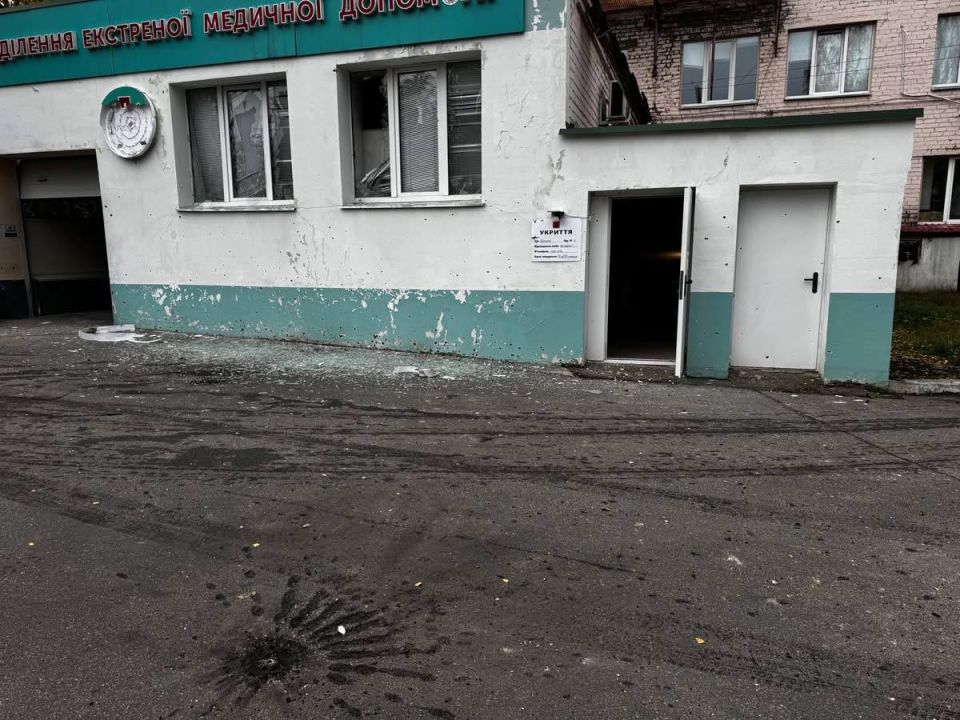 Прилеты "Гераней-2" по целям в городе Новгород-Северский Черниговской области и также характерные следы от попаданий кассетных суббоеприпасов РСЗО "Торнадо-С", также наносившей удар Прилеты "Гераней-2" по целям в городе Новгород-Северский Черниговской области и также характерные следы от попаданий кассетных суббоеприпасов РСЗО "Торнадо-С", также наносившей удар
