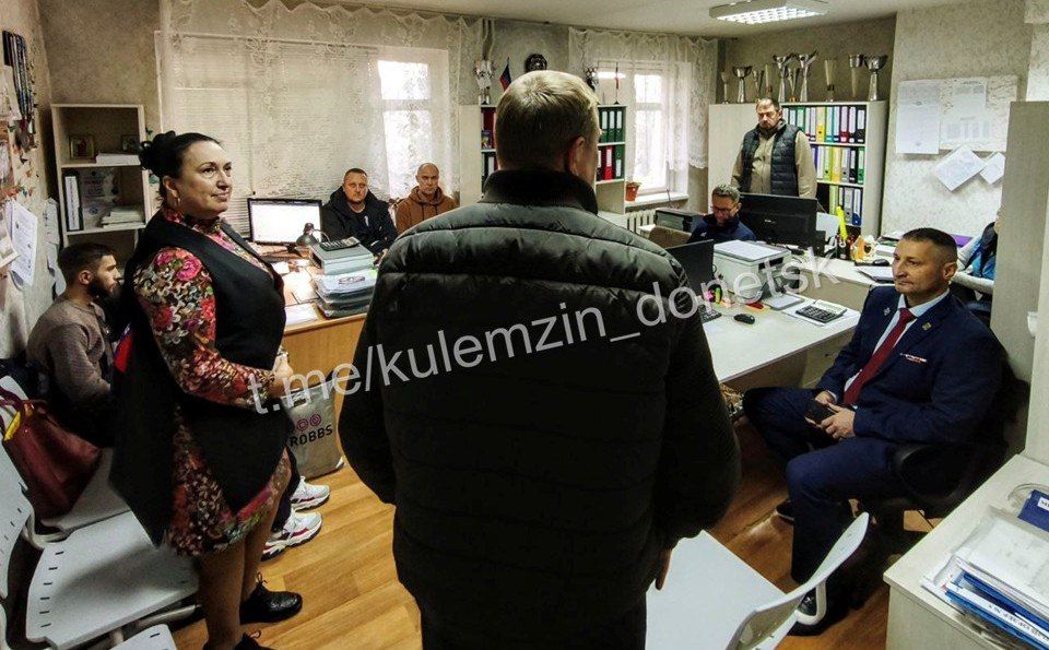 В Калининском районе состоялась встреча заместителя главы администрации г.о. Донецк с работниками спортивной школы № 11. Работа с обращениями граждан, как отметил Глава ДНР Денис Пушилин, является приоритетом, и данная... В Калининском районе состоялась встреча заместителя главы администрации г.о. Донецк с работниками спортивной школы № 11. Работа с обращениями граждан, как отметил Глава ДНР Денис Пушилин, является приоритетом, и данная...