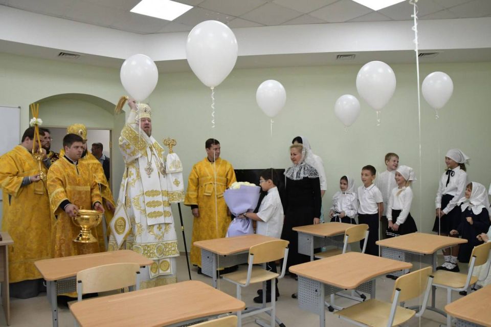 Благословенная помощь:. за партами, предоставленными Фондом "Сердце", обучаются ученики воскресной школы в соборе святых благоверных князей Петра и Февронии (г. Донецк) Благословенная помощь:. за партами, предоставленными Фондом "Сердце", обучаются ученики воскресной школы в соборе святых благоверных князей Петра и Февронии (г. Донецк)