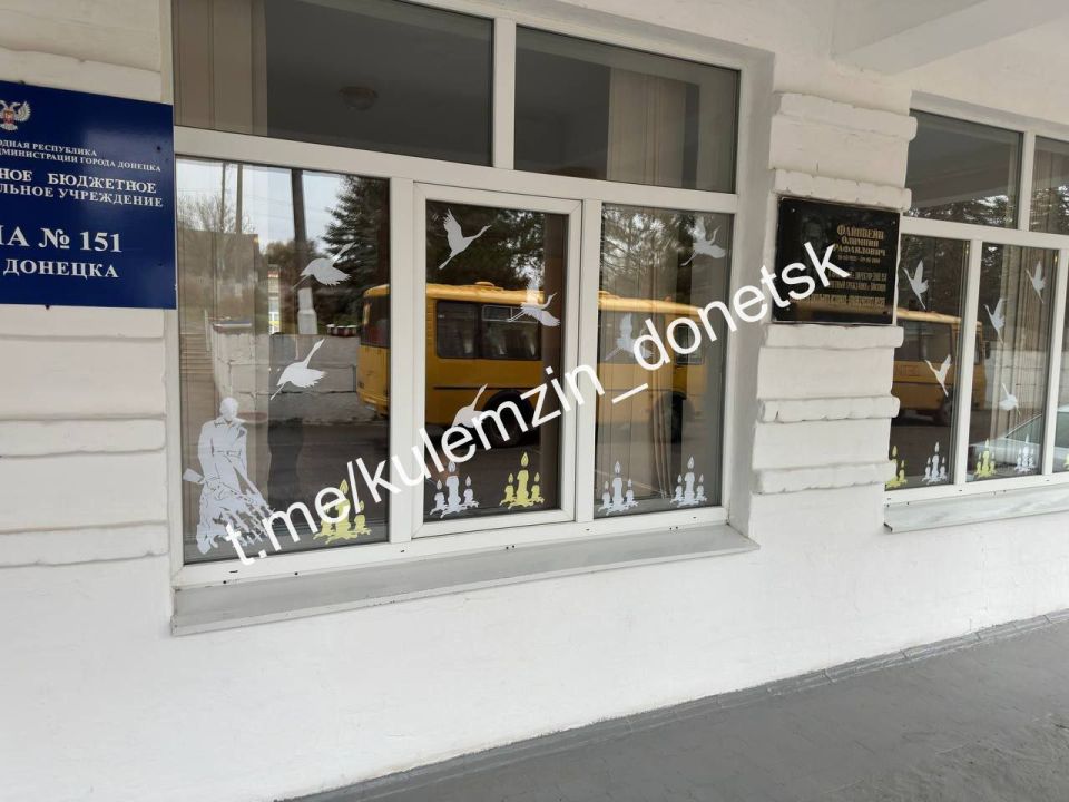 В преддверии Международного дня белых журавлей образовательные учреждения Донецка украшают окна в память о тех, кто отдал жизнь за Родину, защищал мир и творил добро В преддверии Международного дня белых журавлей образовательные учреждения Донецка украшают окна в память о тех, кто отдал жизнь за Родину, защищал мир и творил добро