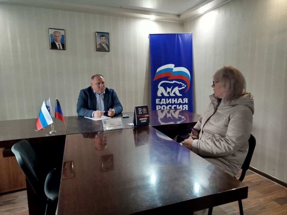 Состоялся прием граждан. Сегодня, 21 октября, в общественной приёмной Партии «Единая Россия» города Тореза депутат Народного Совета ДНР Чекун Владимир Анатольевич провел прием граждан Состоялся прием граждан. Сегодня, 21 октября, в общественной приёмной Партии «Единая Россия» города Тореза депутат Народного Совета ДНР Чекун Владимир Анатольевич провел прием граждан