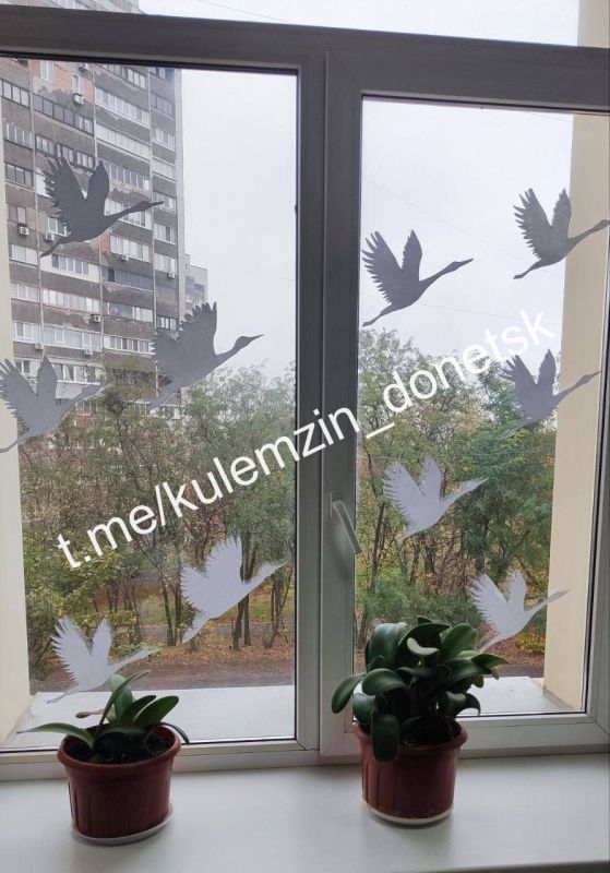 В преддверии Международного дня белых журавлей образовательные учреждения Донецка украшают окна в память о тех, кто отдал жизнь за Родину, защищал мир и творил добро В преддверии Международного дня белых журавлей образовательные учреждения Донецка украшают окна в память о тех, кто отдал жизнь за Родину, защищал мир и творил добро