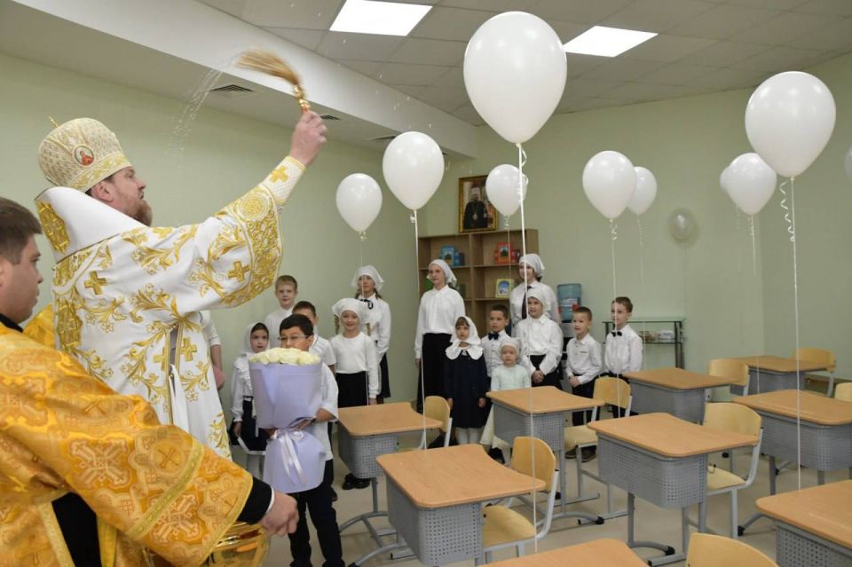Благословенная помощь:. за партами, предоставленными Фондом "Сердце", обучаются ученики воскресной школы в соборе святых благоверных князей Петра и Февронии (г. Донецк) Благословенная помощь:. за партами, предоставленными Фондом "Сердце", обучаются ученики воскресной школы в соборе святых благоверных князей Петра и Февронии (г. Донецк)