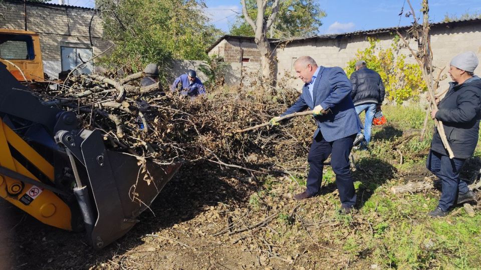 Депутат Тельмановского муниципального совета Владимир Ермак принял участие в уборке территории посёлка Тельманово, которую организовало Муниципальное казённое учреждение «Жилищно-коммунальное хозяйство и благоустройство»... Депутат Тельмановского муниципального совета Владимир Ермак принял участие в уборке территории посёлка Тельманово, которую организовало Муниципальное казённое учреждение «Жилищно-коммунальное хозяйство и благоустройство»...