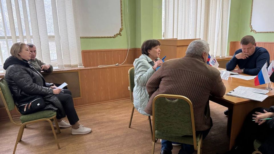 Личный приём граждан. Заместитель главы администрации муниципального образования городского округа Енакиево Александр Деменков провёл личный приём граждан в общественной приемной Енакиевского местного отделения Всероссийской... Личный приём граждан. Заместитель главы администрации муниципального образования городского округа Енакиево Александр Деменков провёл личный приём граждан в общественной приемной Енакиевского местного отделения Всероссийской...