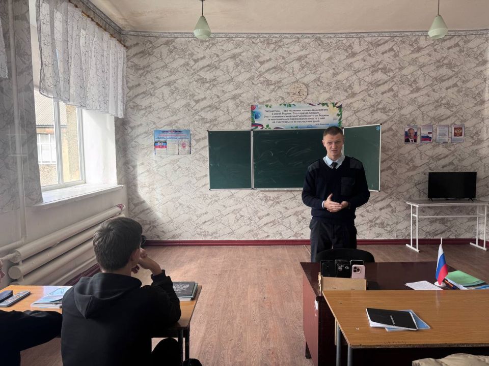 Полицейские проводят профилактическую работу с подростками Полицейские проводят профилактическую работу с подростками