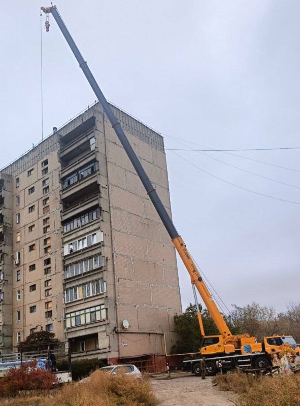 Специалистами «Единого регионального фонда по управлению многоквартирными домами на территории Донецкой Народной Республики» с привлечением подрядной организации продолжаются работы по ремонту поврежденных кровель... Специалистами «Единого регионального фонда по управлению многоквартирными домами на территории Донецкой Народной Республики» с привлечением подрядной организации продолжаются работы по ремонту поврежденных кровель...